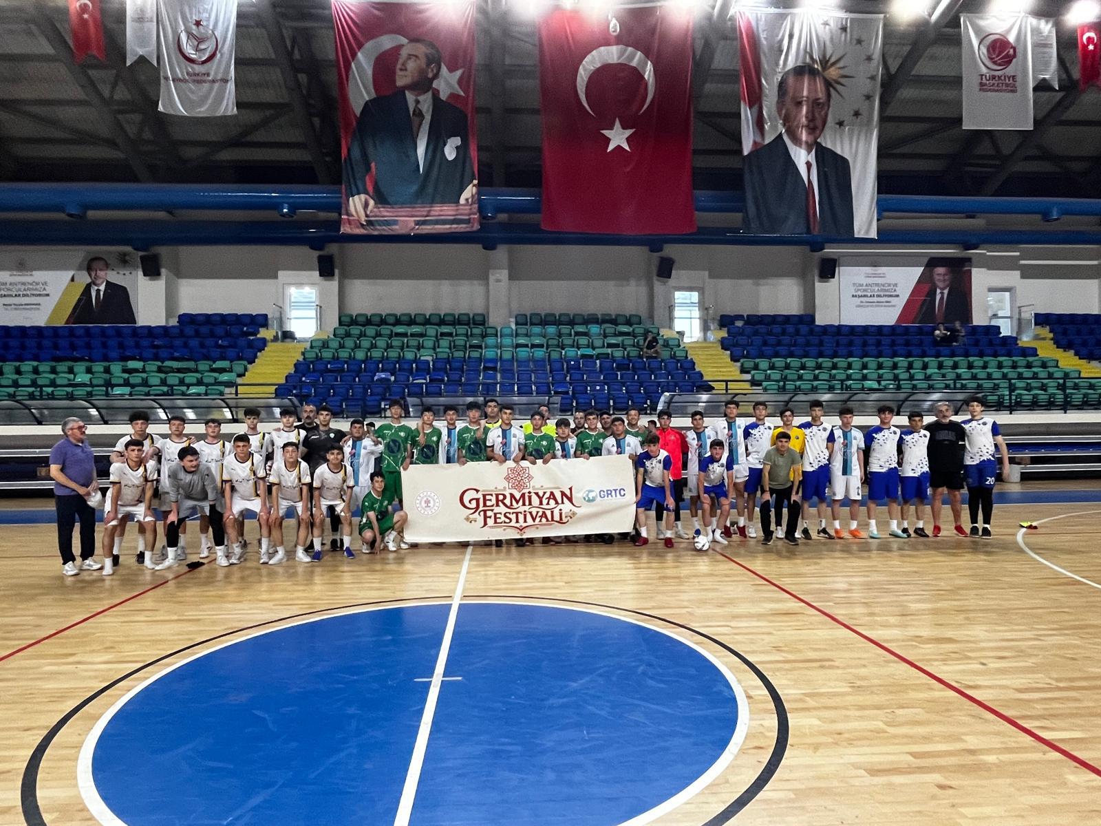 Germiyan Festivali futsal turnuvasında mücadele eden sporcular