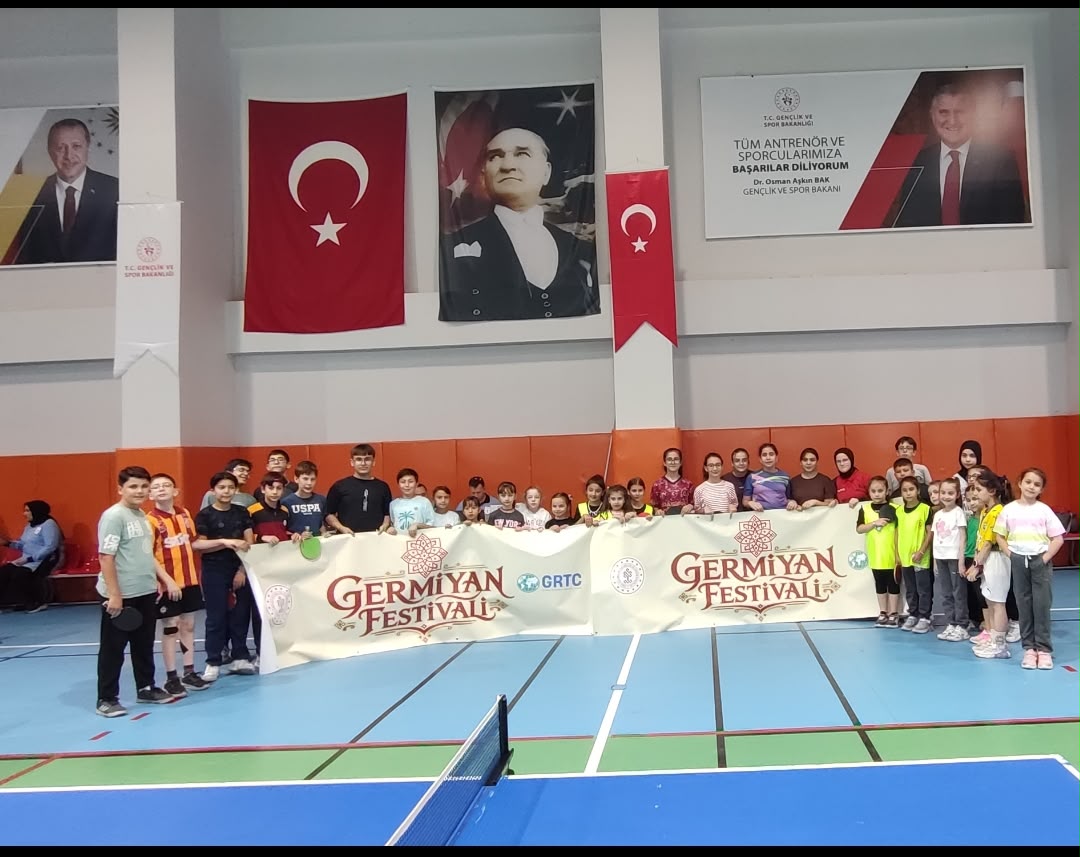 Germiyan Festivali masa tenisi turnuvasında yarışan sporcular
