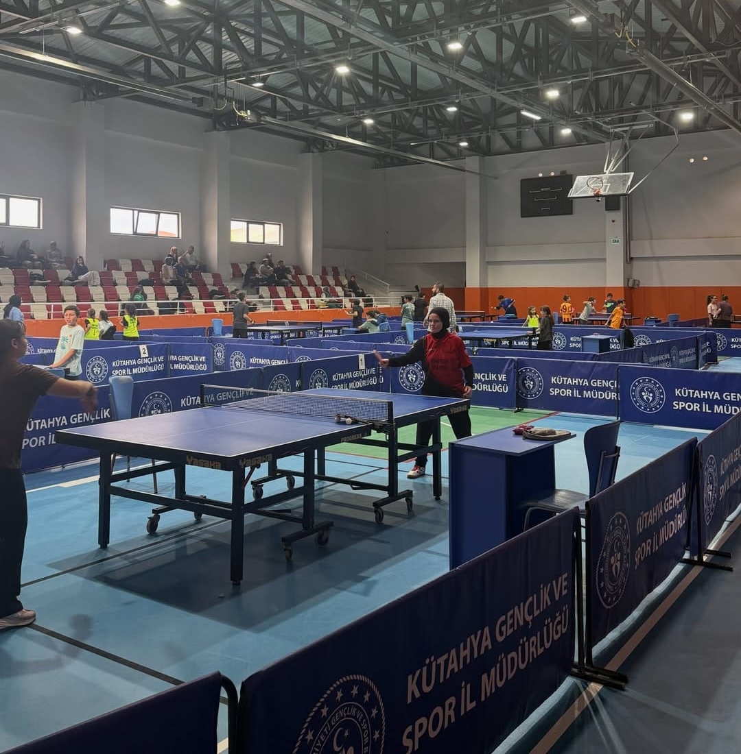 Masa tenisi turnuvasına katılan genç sporcular